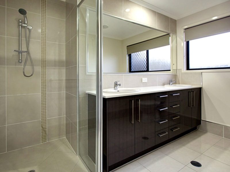 spacious modern bathroom design